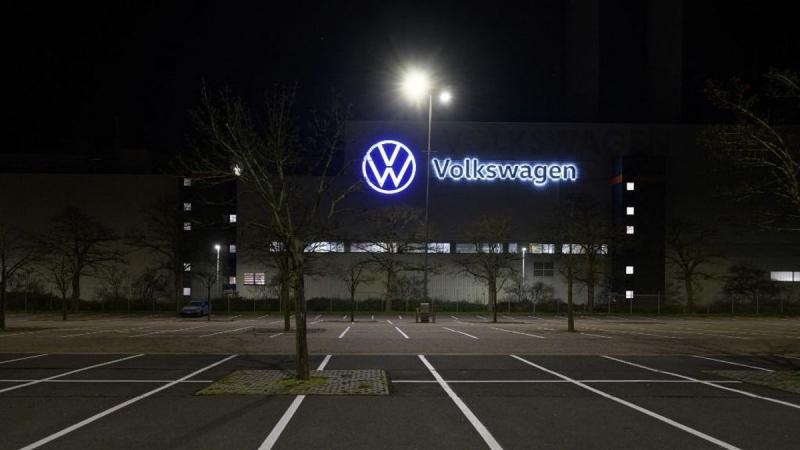 Hétfőn országos sztrájkba lépnek a Volkswagen munkatársai - számolt be a Világgazdaság.