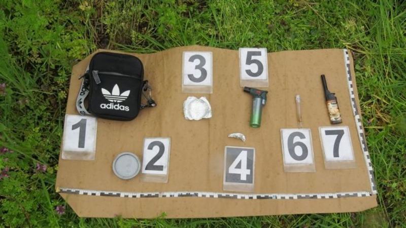 Egy sűrű, zöldellő erdő mélyén kalandoztak, amikor hirtelen egy gyanús figura tűnt fel a fák között. A hajdúböszörményi rendőröknek ez a felfedezés igazi nagy fogásnak számított.