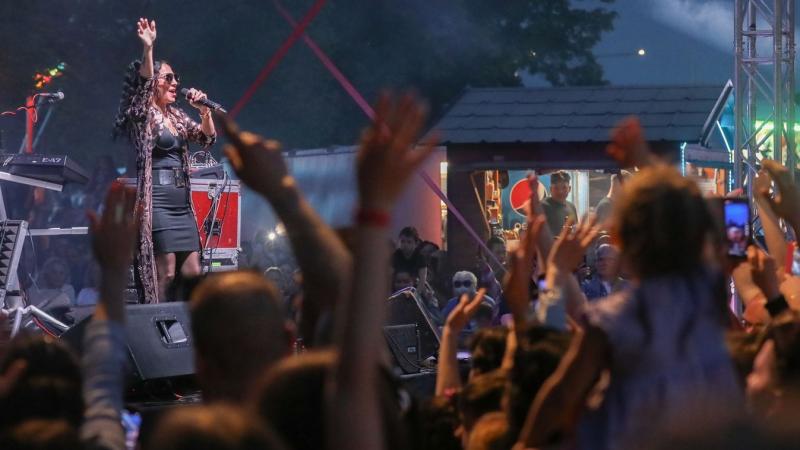 Nótár Mary varázslatos hangulatot csempészett a nyugat-dunántúli majálisok színpadára.