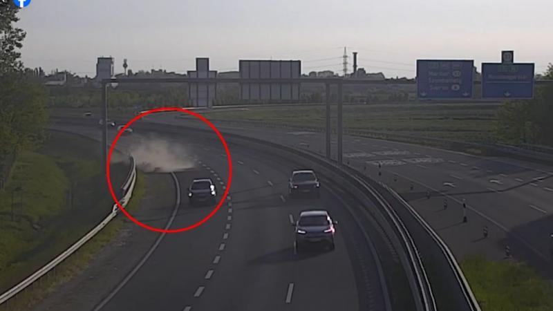 Videón rögzítették a balesetet: egy figyelmetlen autós elgázolt egy motorost az M85-ös autópályán.