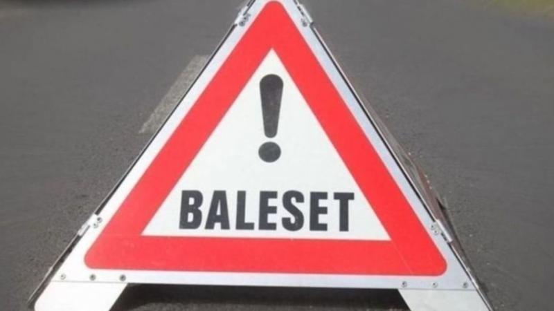 Torony belvárosában egy autó a tetejére fordult.