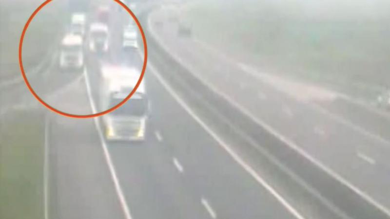 A kamera rögzítette az M3-ason bekövetkezett tragikus balesetet, ahol a hősies mentőcsapat minden erejét latba vetette a sofőr megmentéséért.