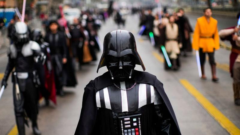 Videók. Star Wars-rajongók Santiago utcáin, a Galaxisok Felvonulásának varázslatos forgatagában.