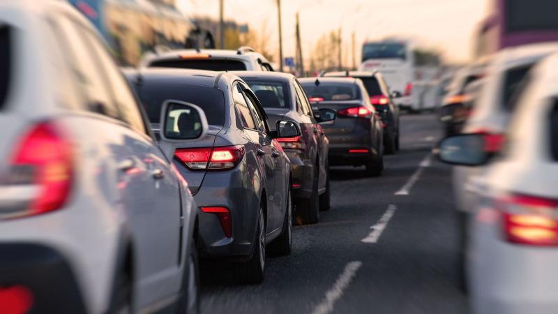 Súlyos baleset lassítja a forgalmat az M5-ös autópályán, ami jelentős torlódásokat okoz. Az érintett szakaszon a járművek csak lassan haladnak, ezért érdemes alternatív útvonalakat keresni a zökkenőmentes közlekedés érdekében.