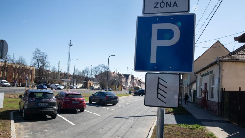 Készülj fel, ha Fonyódon szeretnél parkolni, mert a helyi parkolóhelyek keresése nem mindig egyszerű feladat!