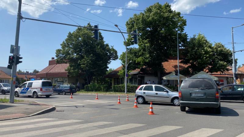Ismételten a fránya piros lámpa okozott bonyodalmat: Pécsen két autó ütközött össze.