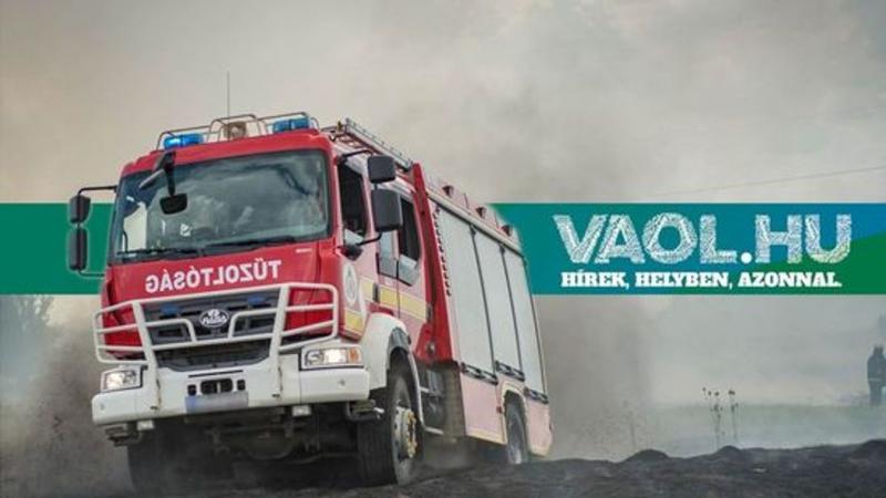 Tűz orkánja söpört végig a vasi faluban, a lángok vad táncra keltek, és hamarosan a szomszédos munkagépekre is rávetették magukat.
