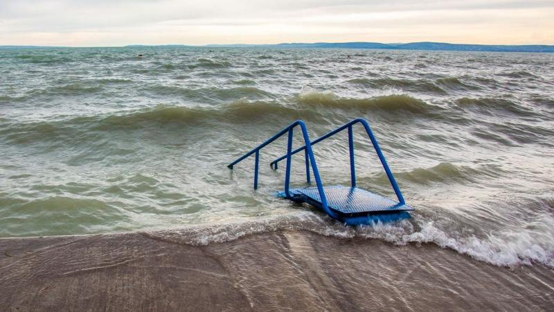 Hirtelen ránk tör a vihar a Balaton partján, és úgy tűnik, csupán két óránk maradt, hogy élvezzük a fürdőzést!