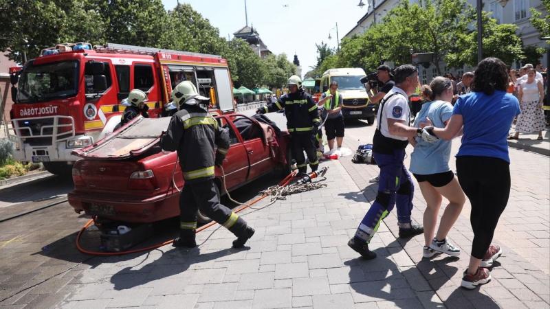 Egy rollerest súlyosan elütött egy autó, aki vérző sebekkel a földön hevert, segítségére várva. A baleset következtében a sofőr kiszóródott az autó szélvédőjén, ami drámai pillanatokat eredményezett (galéria, videó).