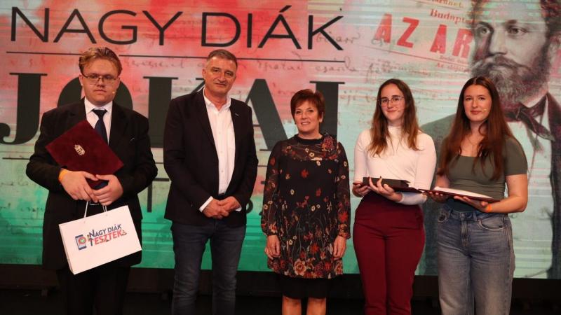 Jókai szellemi örökségén haladva: egy fiatal zalai tehetség regényt és színdarabot alkot.