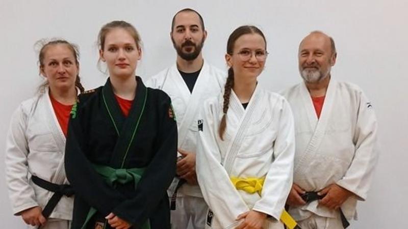 Rendhagyó övvizsga Marcaliban: Izgalmas kihívás a harcművészetek szerelmeseinek!

Marcaliban egy különleges eseményre került sor, amikor a helyi harcművészeti iskola rendhagyó övvizsgát szervezett. A szokásos kereteket felülmúlva, ez az alkalom nem csupán