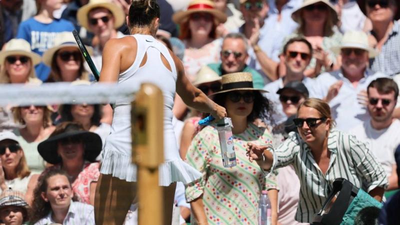 Wimbledonban egy néző rosszul lett, és Szabalenka azonnal a segítségére sietett. Az esemény során a teniszezőnő gyorsan reagált, amikor látta, hogy valaki bajba került a lelátón. A helyszíni orvosi csapat is azonnal megérkezett, és a szurkolók aggódva fig