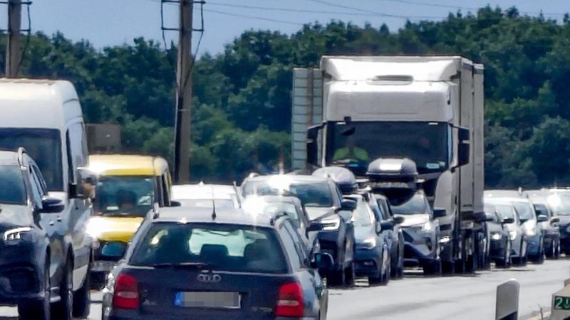 Javaslom, hogy inkább kerüljön el ezt a szombathelyi útszakaszt, mivel hatalmas forgalmi dugó alakult ki - itt találhatók a fotók.