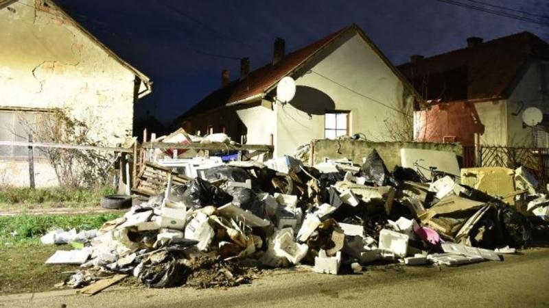 Az udvarból szemétdomb alakult ki – vádat emeltek két szomszéd ellen Tolnában!