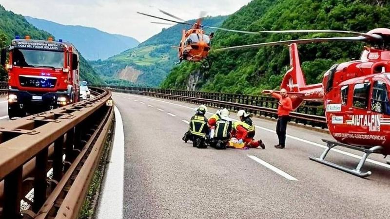 Egy tragikus baleset történt Ausztriában, ahol egy ember életét vesztette, míg nyolc másik megsérült. A helyszínre két mentőhelikopter érkezett, hogy segítséget nyújtson a sérülteknek.