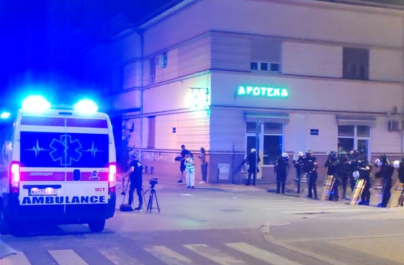 Az egészségügyi szakemberek kifejezték elégedetlenségüket a mentőautók politikai célokra történő kihasználása miatt.