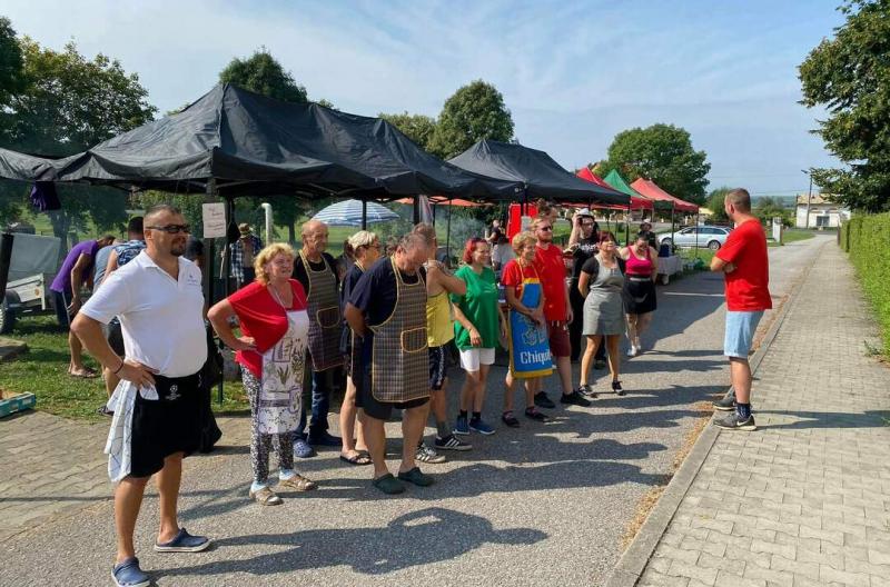 Fedezd fel Sajószentkirály varázslatos világát, ahol a gasztronómia és a zene csodálatos harmóniában találkozik! Élvezd a helyi ízeket és különleges fogásokat, miközben a zene ritmusára pihenhetsz és szórakozhatsz. Legyen szó baráti összejövetelről vagy c
