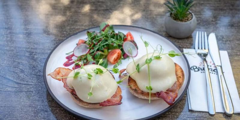 A közös reggelik varázsa: brunch, ami összeköti a családot

A családi brunch nem csupán egy étkezés, hanem egy különleges alkalom, amikor mindenki egy asztal köré gyűlik. Ez a meghitt pillanat lehetőséget ad arra, hogy elmeséljük a hét eseményeit, megossz