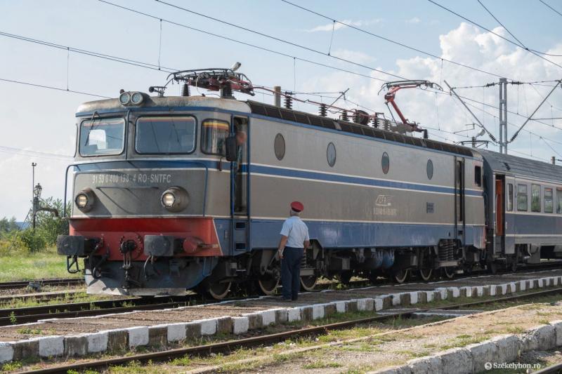 Hárman szenvedtek sérüléseket, amikor egy vonat ablakán betörtek a szélvédő üvegek. | Krónika Online