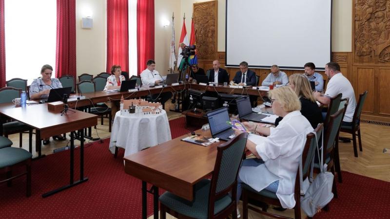 Itt van az indok, amiért a tatai polgármester visszahívná az alpolgármestert.