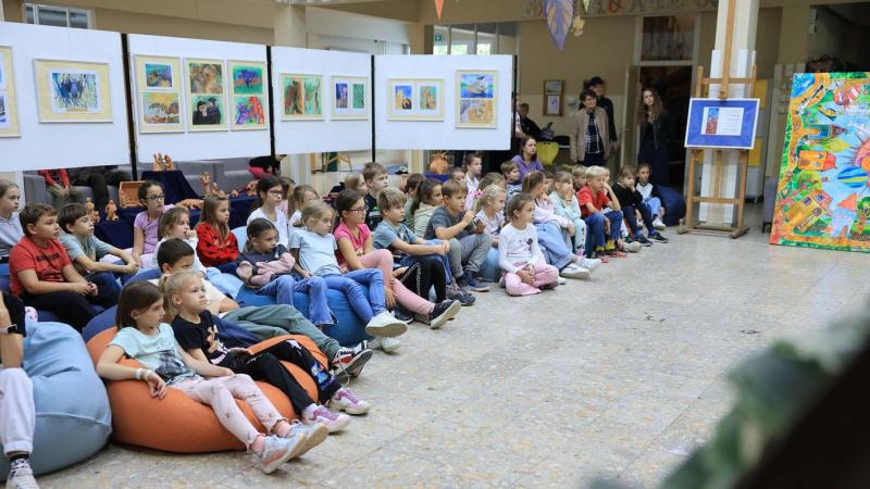 **Tanévnyitó Művészeti Kiállítás: A Tehetség és Fejlődés Ünnepe – Videó** 

Üdvözöljük a tanév kezdetét egy különleges eseménnyel! A művészetek világába invitálunk benneteket, ahol a tehetség és a fejlődés találkozik. Fedezd fel a diákok kreatív munkáit, 