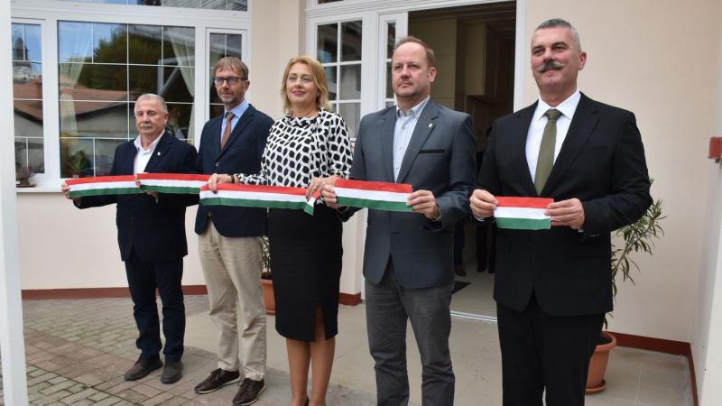 A kisújszállási idősek klubja épülete közel százmillió forintos beruházásnak köszönhetően új, modern arculatot kapott.