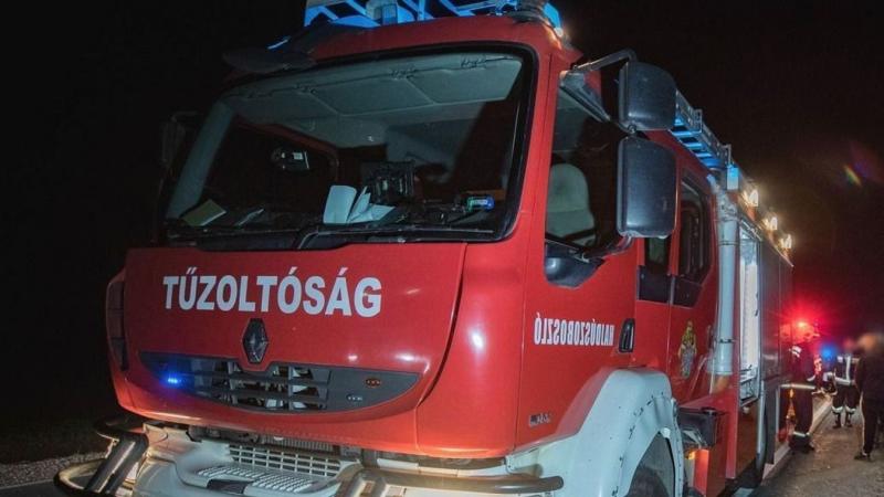 Lángok csaptak fel egy családi házban, ami miatt több település tűzoltóit is azonnal riasztották a helyszínre.