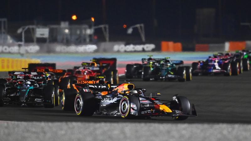 Élő: Max Verstappen szépen növeli a fölényét, miközben a büntetések folyamatosan záporoznak.