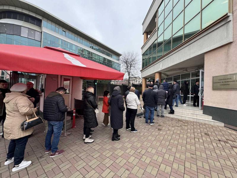 A kisinyovi szavazóhelyiségek előtt kígyózó sorok formálódnak, mint egy végtelen kígyó, amely izgatott várakozással tekeredik az emberek között.