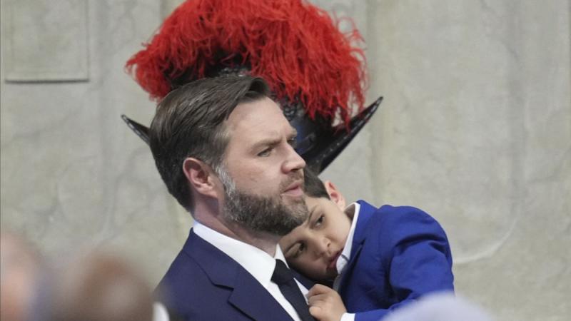 Nézeteltéréseik ellenére JD Vance amerikai alelnök néhány percre látogatást tett a lábadozó Ferenc pápánál.