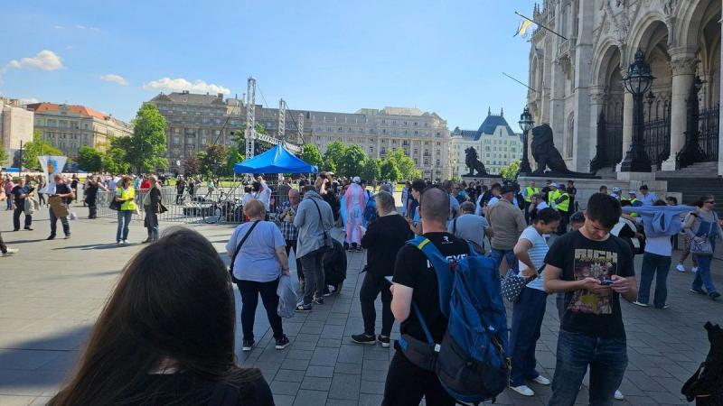 Kihívást jelentett megkülönböztetni a tüntetőket a turistáktól Hadházy Ákosék Pride melletti demonstrációjának kezdetén.