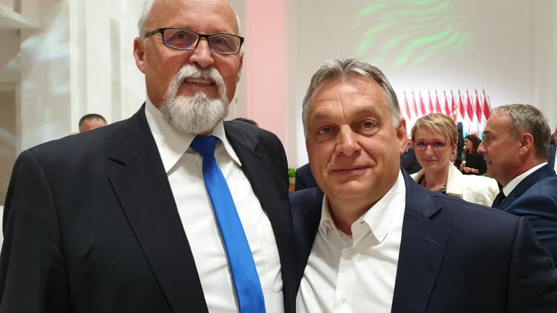 Húsz évnyi szolgálat után visszavonul egy fideszes politikus – ezt a hírt Orbán Viktornak címezte. | szmo.hu