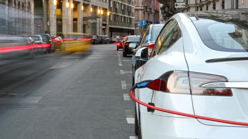 Az elektromos autók esetében a lélektani határ már a küszöbön áll.