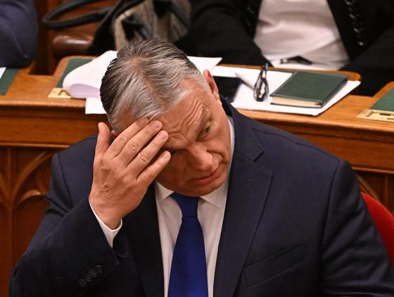 Orbán újra téves lépést tett: kudarcot vallott a román szélsőjobboldal - Elemzés a választások tükrében.