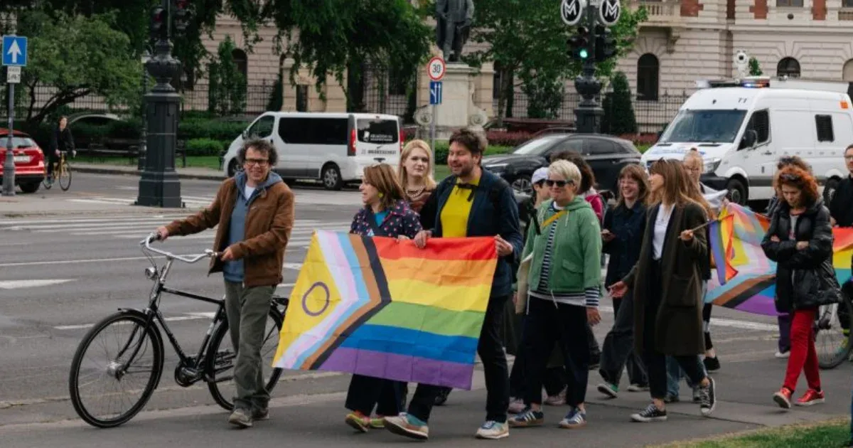 A hatóságok megakadályozták, hogy transz- és homofóbia ellenes felvonulást szervezzenek az Andrássy úton.