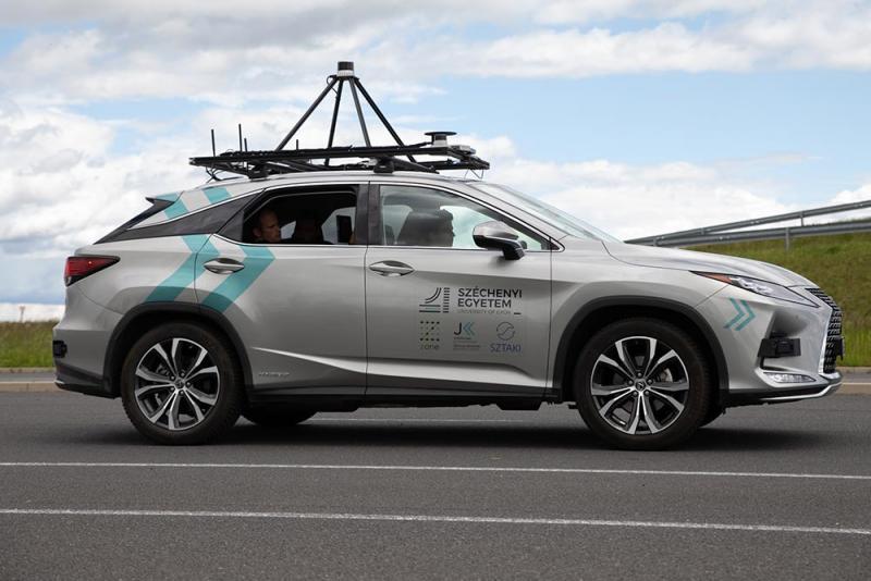 Zalában az önvezető autók egymás után szelték a tájat, mint egy futurisztikus verseny, ahol a technológia és az innováció határozza meg a tempót.