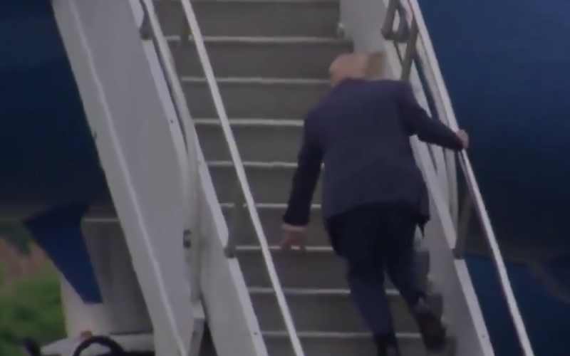 Karma: Trump gúnyolta Bident a hibáiért - most ő is majdnem megbotlott a lépcsőn (VIDEÓ)