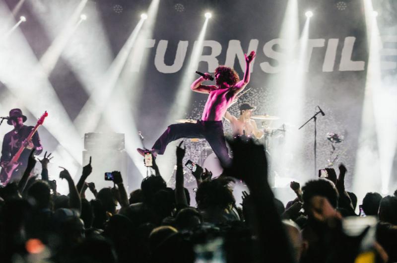 Magasból csepeg a lenézés mindazokra, akik bármiféle elvárást támasztanak velük szemben - itt az új Turnstile album, amelyhez minden egyes dalhoz készült egy egyedi videóklip is! | szmo.hu
