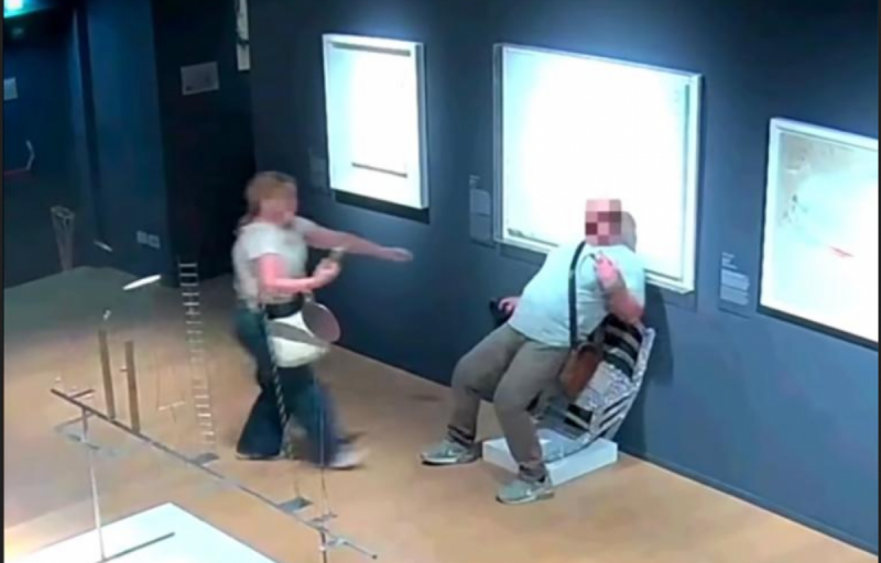 Mi történhet, ha leülök egy több ezer Swarovskival ékesített műalkotásra? – tette fel a kérdést az a turistának nem éppen a legokosabb képviselője.