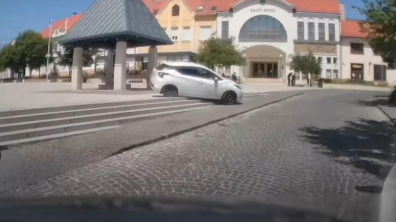 Szemernyi habozás nélkül száguldott le a lépcsőn egy gépjármű Keszthely főterén – VIDEÓ.