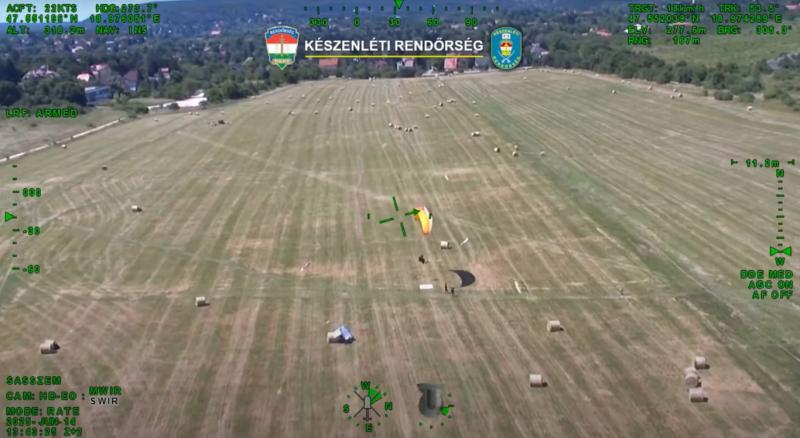 Rendőrségi helikopter érkezett, hogy kényszerleszállásra bírjon egy siklóernyőst a Hármashatár-hegy csúcsán.
