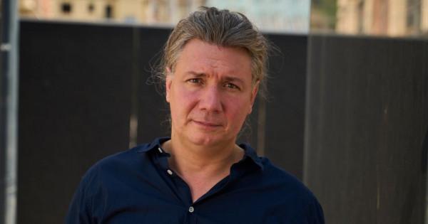 Kiss Tibor Noé: Szeretni lehet, de felejteni nem – Könyves magazin

A „Szeretni lehet, de felejteni nem” című mű Kiss Tibor Noé tollából egy rendkívül érzelmes és elgondolkodtató olvasmány, amely a szeretet bonyolultságát és a múlt árnyait vizsgálja. A kö