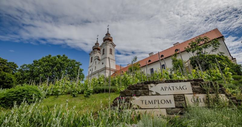 A Balaton fölötti régió egy igazán különleges szent helynek számít, ahol a természet szépsége és a kultúra találkozik. Ez a vidék nem csupán a festői tájairól ismert, hanem a történelmi és spirituális jelentőségéről is. A környék csendje és nyugalma lehet