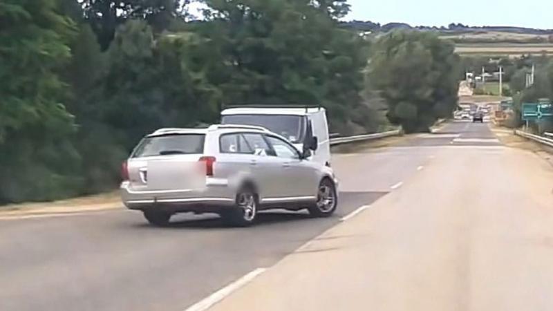 A furgon az út közepén állt, amikor egy pillanatra úgy tűnt, hogy a kamerás autóba ütközik. Az eseményről videó is készült.