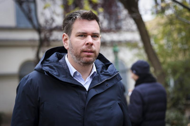 Vitézy Dávid megkérdezi Lázár úrtól: „Aki vonattal utazik, mennyit is ér valójában? Mi jöhet még ezután? Talán leszerelteti az összes állomási órát is?” | szmo.hu