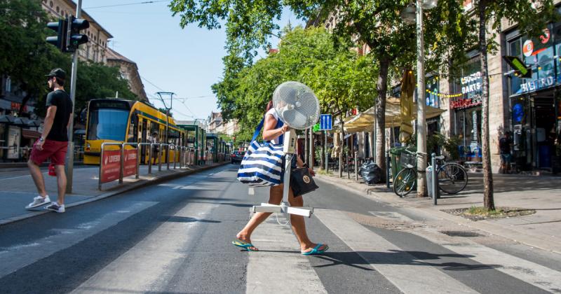 Az extrém hőség továbbra is megállíthatatlanul tart, ezért ismételten meghosszabbították a hőségriadót.