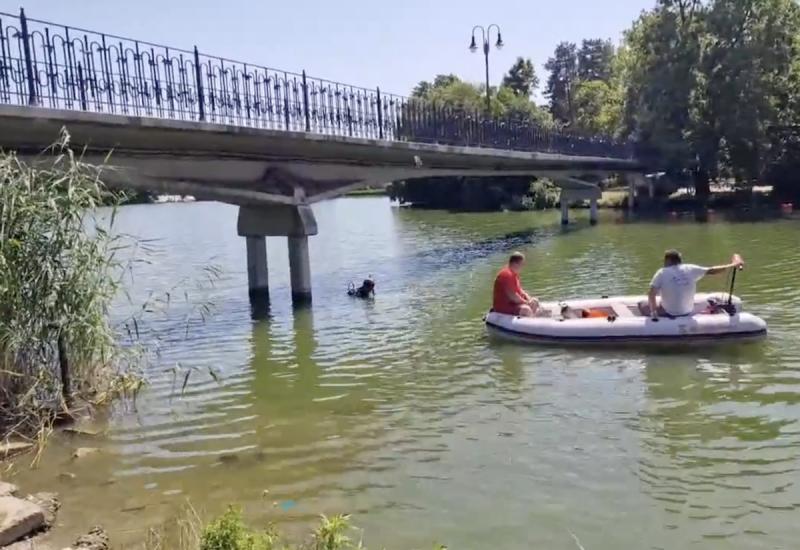 Sajnos tragikus baleset történt a Vasi Vasember verseny során, ahol egy 62 éves férfi úszás közben életét vesztette. Az esemény sokkolta a résztvevőket és a nézőket egyaránt.