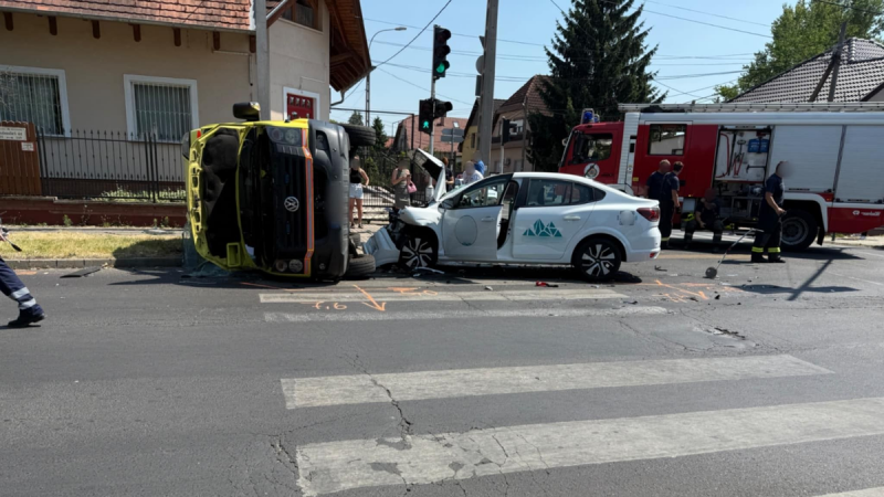 Sokkoló baleset Budapest szívében: a kereszteződésben csak ennyi maradt a szirénázó mentőautóból – képek az eset után.