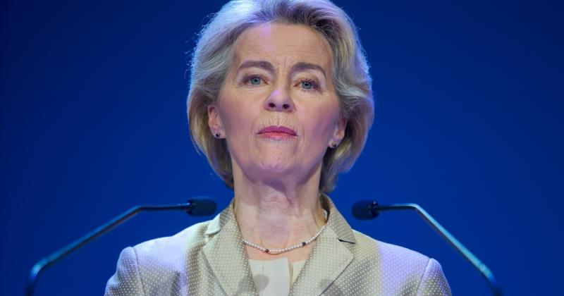 Fokozatosan szorul a hurok Ursula von der Leyen körül.