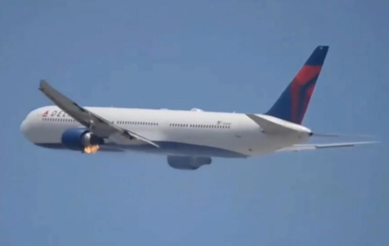 Felszállás után lángra kapott egy Boeing hajtóműve - nézd meg a videót!